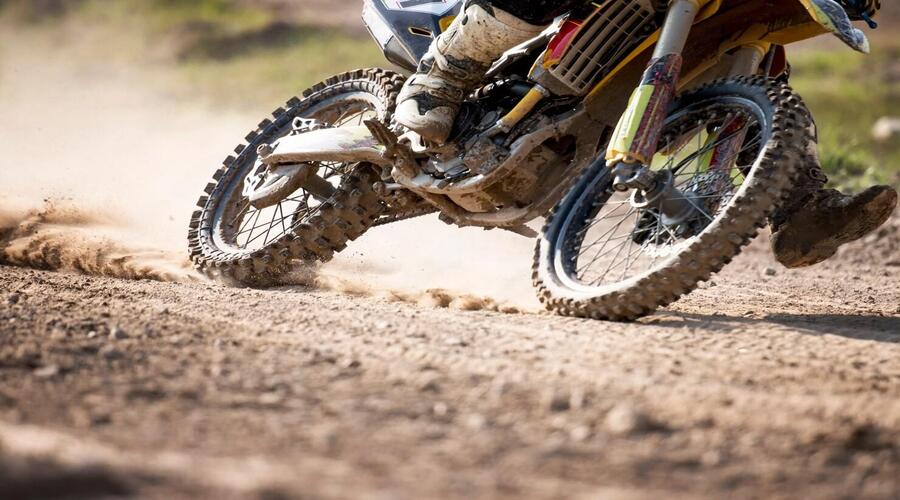 райдер едет на мотоцикле БМП Мотошоп