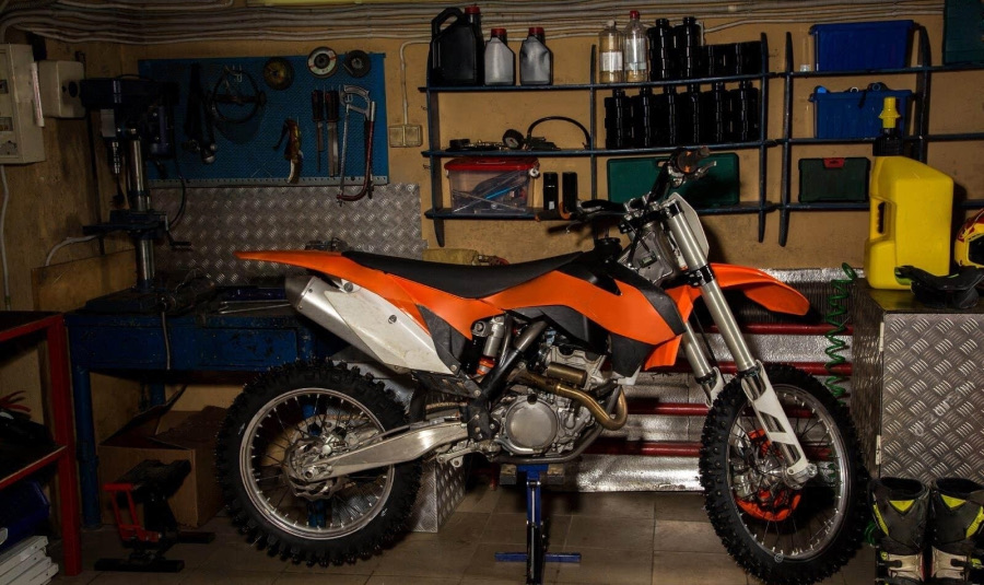 эндуро стоит в гараже